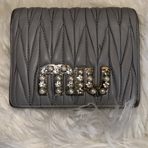 🎉🎊❤️HOST PICK 🎉🎊❤️ Miu Miu Grey Quilted Crystal Logo Wallet GUC - Picture 7 of 10